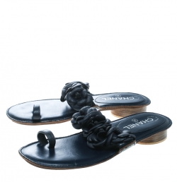 Pre Owned صندل شانيل فلات حلقة أصبع كاميليا جلد أزرق مقاس 39