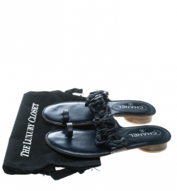 Pre Owned صندل شانيل فلات حلقة أصبع كاميليا جلد أزرق مقاس 39