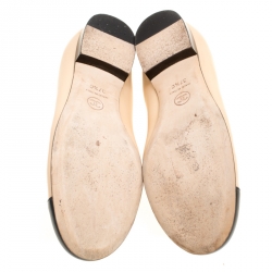 مملوكة مسبقًا Chanel Beige/Black Leather CC Cap Toe Scrunch Ballet Flats Size 37.5