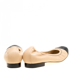 مملوكة مسبقًا Chanel Beige/Black Leather CC Cap Toe Scrunch Ballet Flats Size 37.5