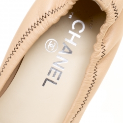 مملوكة مسبقًا Chanel Beige/Black Leather CC Cap Toe Scrunch Ballet Flats Size 37.5