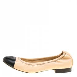 مملوكة مسبقًا Chanel Beige/Black Leather CC Cap Toe Scrunch Ballet Flats Size 37.5