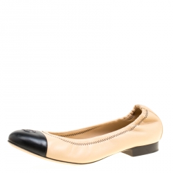 مملوكة مسبقًا Chanel Beige/Black Leather CC Cap Toe Scrunch Ballet Flats Size 37.5