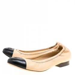 مملوكة مسبقًا Chanel Beige/Black Leather CC Cap Toe Scrunch Ballet Flats Size 37.5