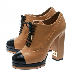 Pre Owned حذاء بوت كاحل شانيل نعل سميك غطاء مقدمة جلد وسويدي بني مقاس 38