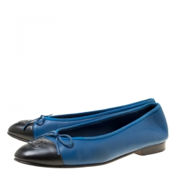 Pre Owned حذاء باليرينا فلات شانيل بمقدمة CC مزين بفيونكة جلد مزخرف مونوكرومي ميتاليك مقاس 36