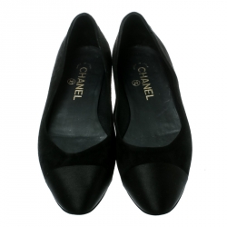 مملوكة مسبقًا حذاء فلات باليه شانيل غطاء مقدمة ساتان مع جلد سويدي أسود مقاس 38.5