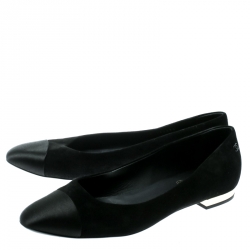 مملوكة مسبقًا حذاء فلات باليه شانيل غطاء مقدمة ساتان مع جلد سويدي أسود مقاس 38.5