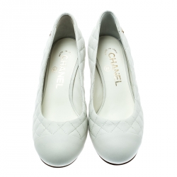 Pre Owned حذاء كعب عالي شانيل CC غطاء مقدمة جلد مبطن أبيض مقاس 35