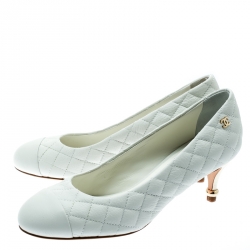 Pre Owned حذاء كعب عالي شانيل CC غطاء مقدمة جلد مبطن أبيض مقاس 35