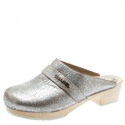 Pre Owned حذاء كلوغ شانيل خشبي جلد مشقق فضي ميتالك مقاس 38