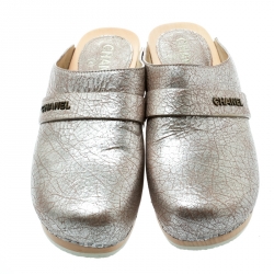 Pre Owned حذاء كلوغ شانيل خشبي جلد مشقق فضي ميتالك مقاس 38