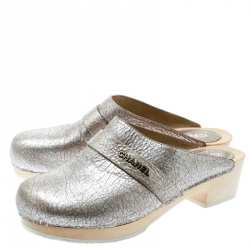 Pre Owned حذاء كلوغ شانيل خشبي جلد مشقق فضي ميتالك مقاس 38