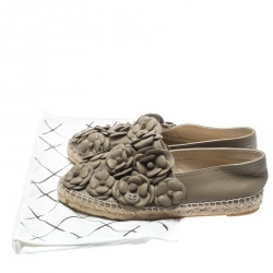 مملوكة مسبقًا حذاء إسبادريلز شانيل كامليا CC سويدي أسود مقاس 41