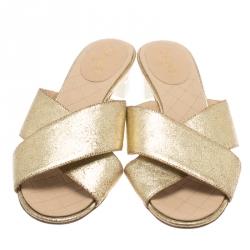 مملوكة مسبقًا Chanel Metallic Gold Leather Cross Strap Mule Slides Size 37