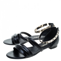 Pre Owned صندل شانيل جلد أسود مبطن بحلية مزخرفة مقاس 39