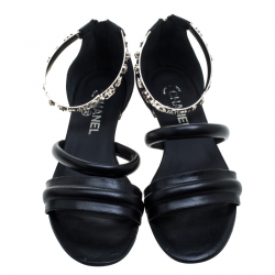 Pre Owned صندل شانيل جلد أسود مبطن بحلية مزخرفة مقاس 39