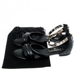 Pre Owned صندل شانيل جلد أسود مبطن بحلية مزخرفة مقاس 39