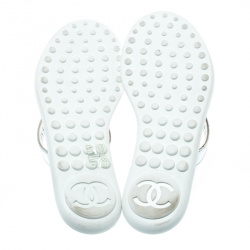 Pre Owned صندل بإ صبع شانيل فلات فليب فلوب كاميليا CC جلد فضي ميتالك مقاس 38.5