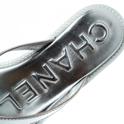 Pre Owned صندل بإصبع شانيل فلات فليب فلوب كاميليا CC جلد فضي ميتالك مقاس 38.5