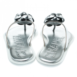 Pre Owned صندل بإصبع شانيل فلات فليب فلوب كاميليا CC جلد فضي ميتالك مقاس 38.5