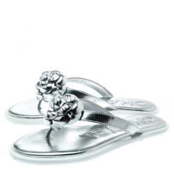 Pre Owned صندل بإصبع شانيل فلات فليب فلوب كاميليا CC جلد فضي ميتالك مقاس 38.5