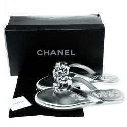 Pre Owned صندل بإصبع شانيل فلات فليب فلوب كاميليا CC جلد فضي ميتالك مقاس 38.5