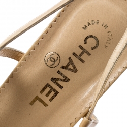 Pre Owned صندل شانيل فتحة كعب CC جلد بيج وأبيض مقاس 38