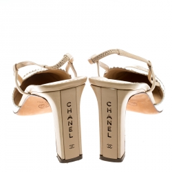 Pre Owned صندل شانيل فتحة كعب CC جلد بيج وأبيض مقاس 38