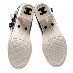 مملوكة مسبقًا بوت شانيل كاميليا CC مزخرف مطاط أسود مقاس 36