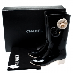 مملوكة مسبقًا بوت شانيل كاميليا CC مزخرف مطاط أسود مقاس 36