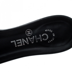 مملوكة مسبقًا صندل إصبع سلايد شانيل كاميليا CC مزخرف جلد أسود مقاس 39