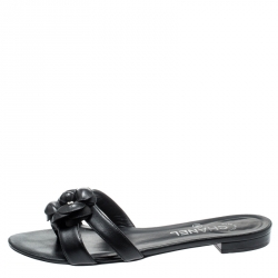 مملوكة مسبقًا صندل إصبع سلايد شانيل كاميليا CC مزخرف جلد أسود مقاس 39