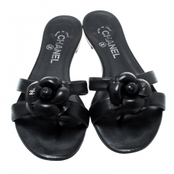 مملوكة مسبقًا صندل إصبع سلايد شانيل كاميليا CC مزخرف جلد أسود مقاس 39