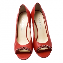 مملوكة مسبقًا حذاء كعب عالي شانيل كعب عريض مقدمة مفتوحة تفاصيل سلسلة جلد حمراء مقاس 38