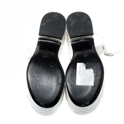 مملوكة مسبقًا صندل شانيل جلد أبيض مبطن CC بحزام للكاحل نعل سميك مقاس 39