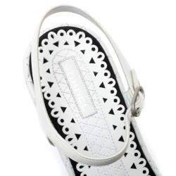 مملوكة مسبقًا صندل شانيل جلد أبيض مبطن CC بحزام للكاحل نعل سميك مقاس 39