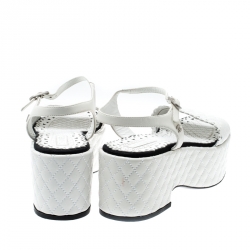 مملوكة مسبقًا صندل شانيل جلد أبيض مبطن CC بحزام للكاحل نعل سميك مقاس 39