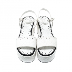 مملوكة مسبقًا صندل شانيل جلد أبيض مبطن CC بحزام للكاحل نعل سميك مقاس 39