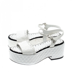 مملوكة مسبقًا صندل شانيل جلد أبيض مبطن CC بحزام للكاحل نعل سميك مقاس 39