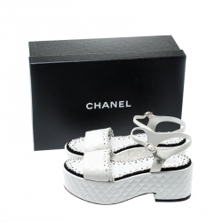 مملوكة مسبقًا صندل شانيل جلد أبيض مبطن CC بحزام للكاحل نعل سميك مقاس 39