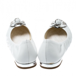 Pre Owned حذاء باليرينا فلات شانيل جلد حلية كاميليا أبيض مقاس 38