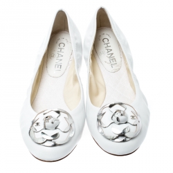 Pre Owned حذاء باليرينا فلات شانيل جلد حلية كاميليا أبيض مقاس 38