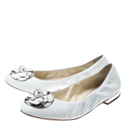 Pre Owned حذاء باليرينا فلات شانيل جلد حلية كاميليا أبيض مقاس 38