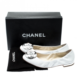 Pre Owned حذاء باليرينا فلات شانيل جلد حلية كاميليا أبيض مقاس 38