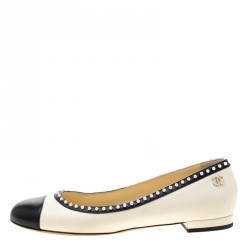 مملوكة مسبقًا Chanel Monochrome Leather Pearl Embellished Cap Toe Ballet Flats Size 39.5