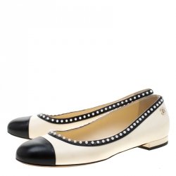 مملوكة مسبقًا Chanel Monochrome Leather Pearl Embellished Cap Toe Ballet Flats Size 39.5