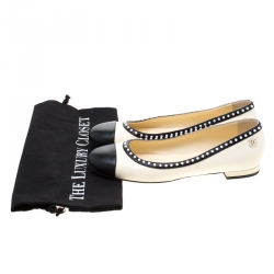 مملوكة مسبقًا Chanel Monochrome Leather Pearl Embellished Cap Toe Ballet Flats Size 39.5
