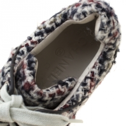 مملوكة مسبقًا حذاء رياضي شانيل أربطة جلد وتويد أبيض/ رمادي مقاس 36