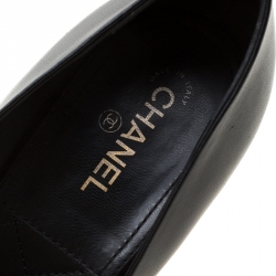 مملوكة مسبقًا حذاء كعب عالي شانيل CC كاميليا جلد أسود 40